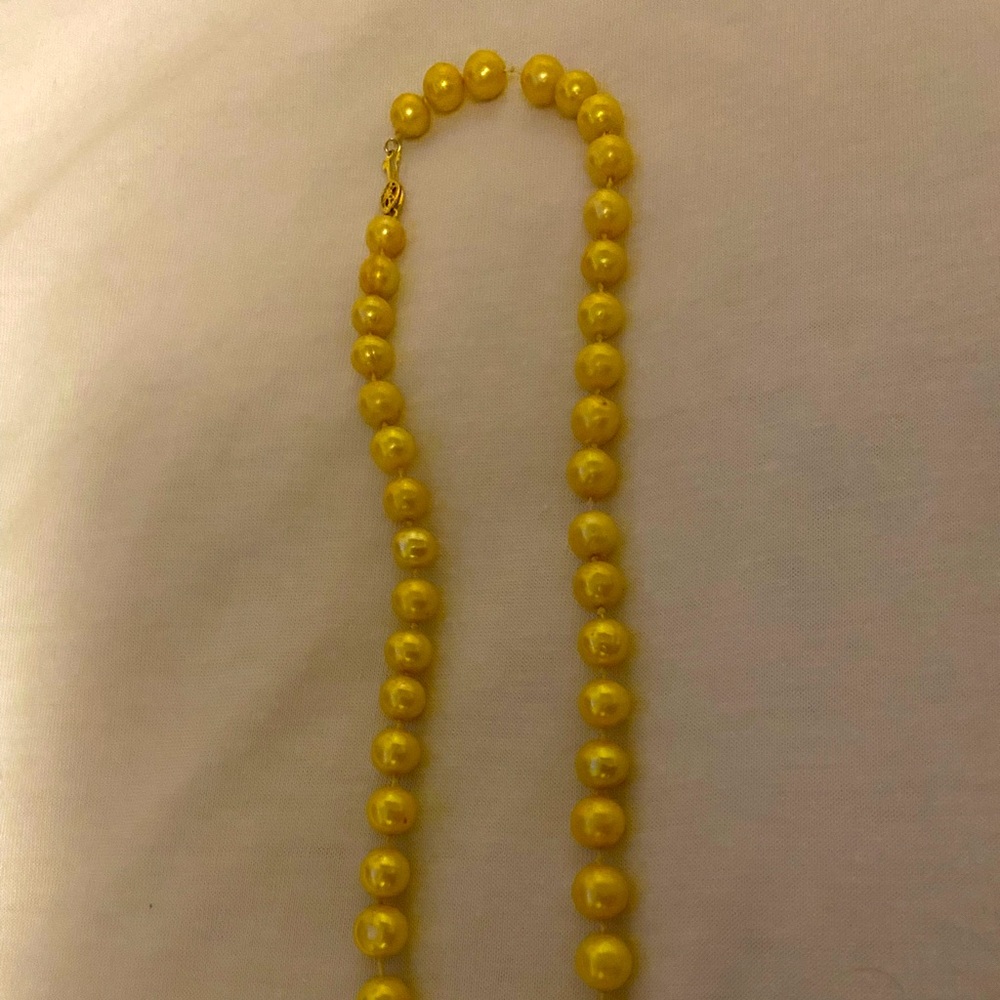 A beautiful 14k yellow culture pearl necklace (yellow)
